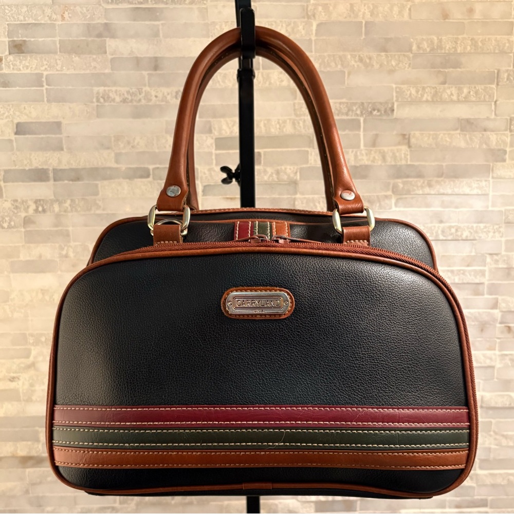 This is a vintage Carryland handbag
